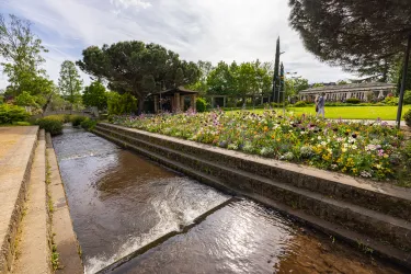 Die Isenach fließt durch den Kurpark in Bad Dürkheim.