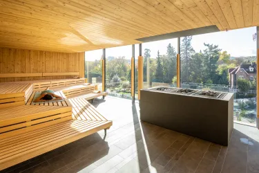 Eine Person liegt auf einem Handtuch in der Panoramasauna der Salinarium Bad Dürkheim Therme.