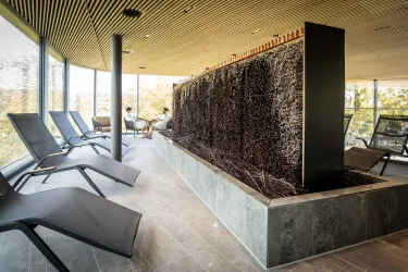 Zwei Personen sitzen im Sole Inhalationsraum in der Salinarium Bad Dürkheim Therme.