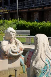 Die zwei Halbfiguren des Kneippbeckens Bad Dürkheim