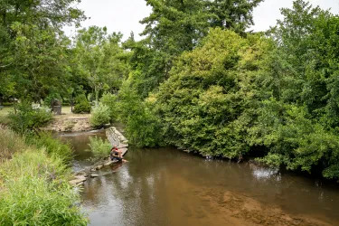 Personen machen eine Erfrischungspause am Ufer der Lauter in Lauterecken