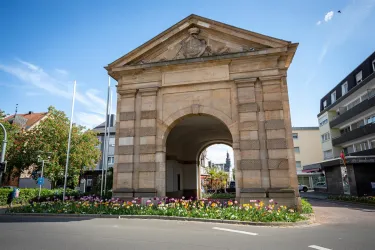 Ein historisches Tor vor der Innenstadt Frankenthals