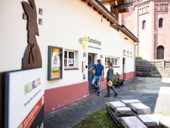 Zwei Personen betreten das Museum Alte Samenklenge in Elmstein.