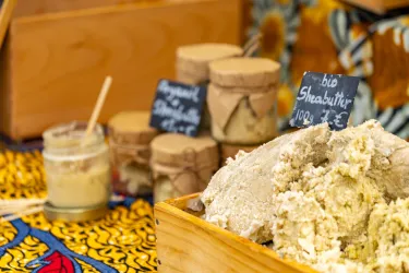  Besuchende laufen entlang der Verkaufsstände des Deutsch-französischen Bauernmarkts in Hinterweidenthal.