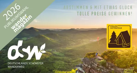 Texte zur Abstimmung zu Deutschlands Schönster Wanderweg für die Pfälzer Hüttentour und der Ausblick über den Pfälzerwald und einige Sandsteinfelsen.
