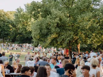 Besuchende beim Strandbadfest in Frankenthal.