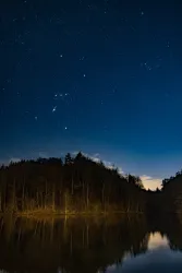  Eiswoog in Ramsen am frühen Morgen. Am Sternenhimmel kann man das Sternenbild Orion sehen,