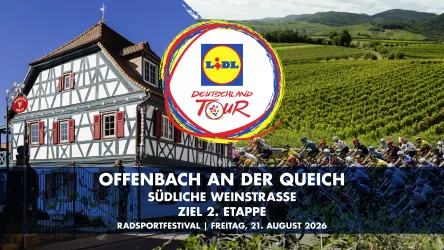 Ein Radevent sowie ein Fachwerkhaus im Hintergrund. Im Vordergrund das Logo sowie Informationen zur Lidl Deutschlandtour 2026 in Offenbach an der Queich