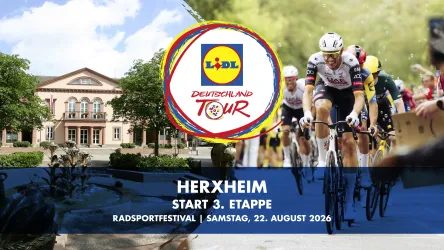 Ein Radevent sowie das Herxheimer Radhaus im Hintergrund. Im Vordergrund das Logo sowie Informationen zur Lidl Deutschlandtour 2026 in Herxheim.