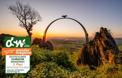Der Adlerbogen am Donnersberg im Licht der Abendsonne.