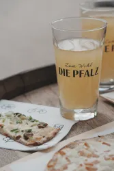 Federweiser und Flammkuchen auf einem Holz