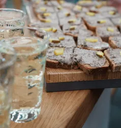 Pfälzer Schorle und Leberwurstbrote