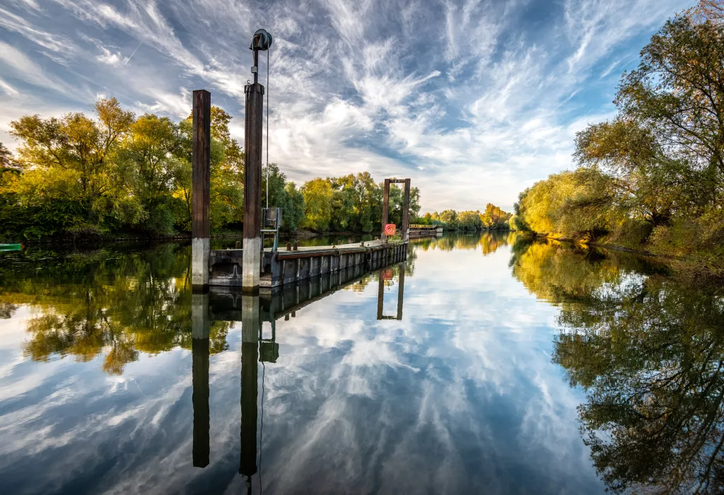 Altrhein an der Uferpromenade in Germersheim
