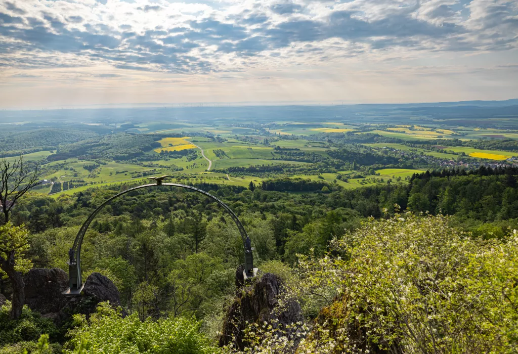 Blick vom Adlerbogen über das frühlingshafte Donnersberger Land