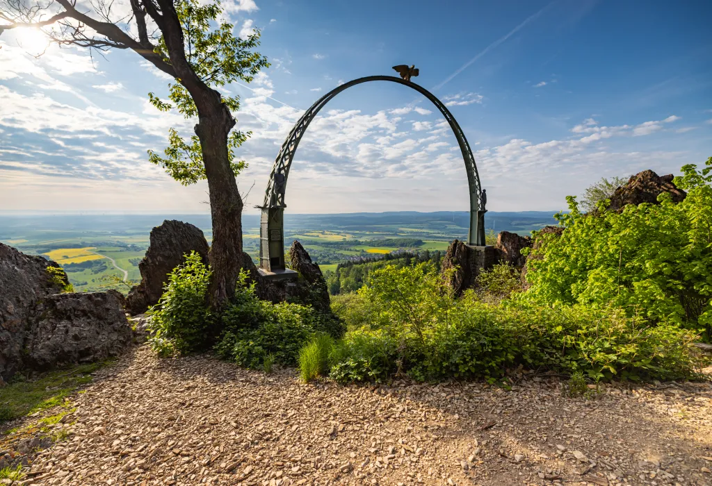 Adlerbogen am Donnersberg im Frühling