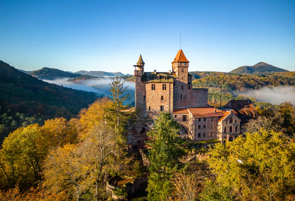 Eine Burg im herbstlichen Pfälzerwald