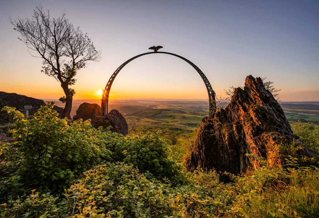 Der Adlerbogen am Donnersberg bei Sonnenaufgang.