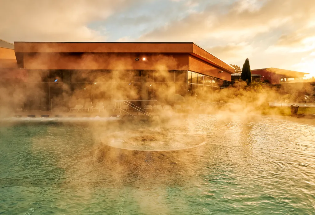Dampf steigt auf von den beheizten Außenbecken der Südpfalz Therme.