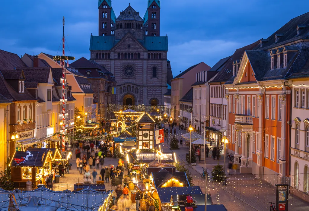 Der Weihnachtsmarkt in Speyer vor der Kulisse des Speyrer Doms.