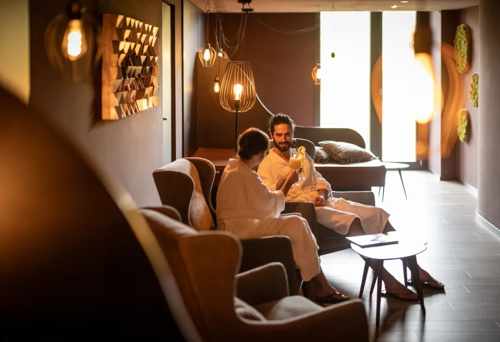 Zwei Personen entspannen während ihres Wellnessurlaubs in einem Wellnesshotel in der Pfalz.