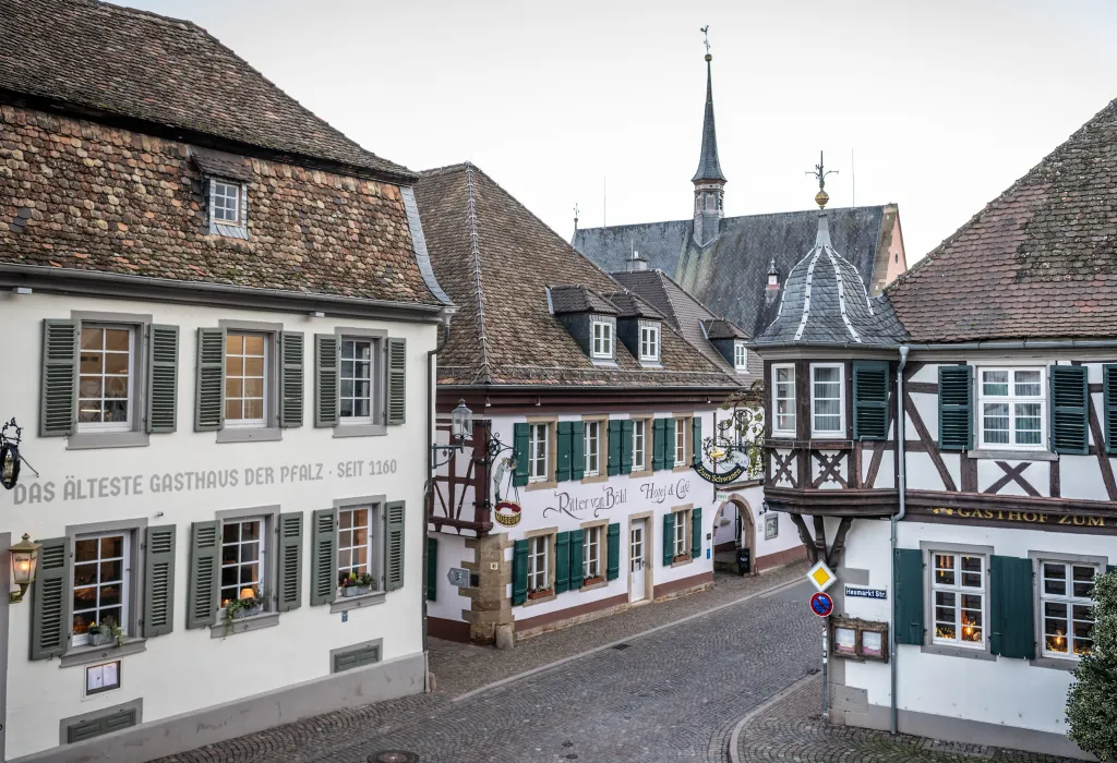 Altstadt von Deidesheim mit Fachwerkhäusern wie dem Hotel-Café Ritter von Böhl .