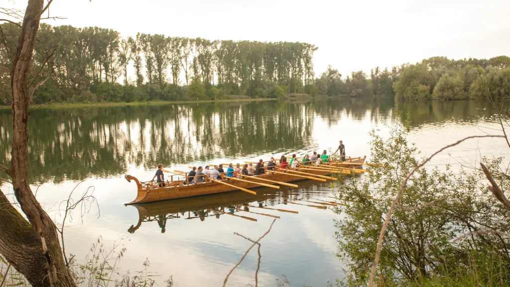 Fahrgäste auf dem Römerschiff »Lusoria Rhenana« bei Neupotz