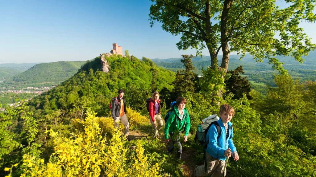 Wanderer vor Burg Trifels