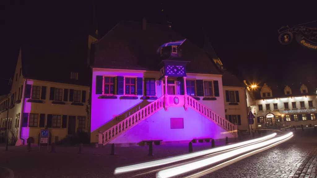 Rosa Leuchten am Rathaus Deidesheim