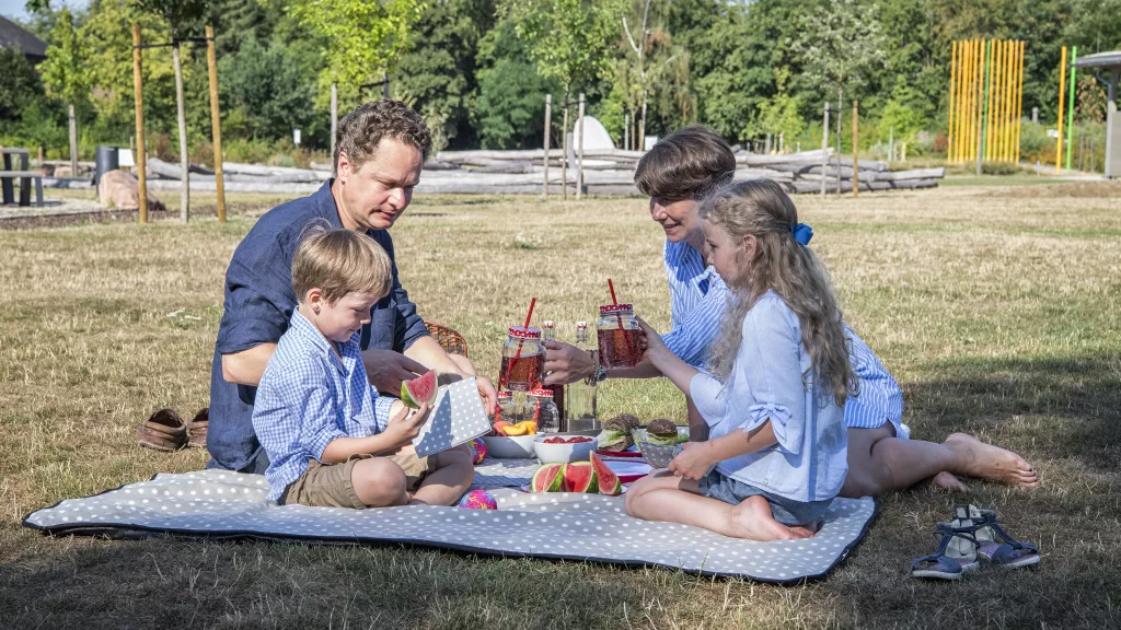 Picknick auf dem Abendteuerspielplatz