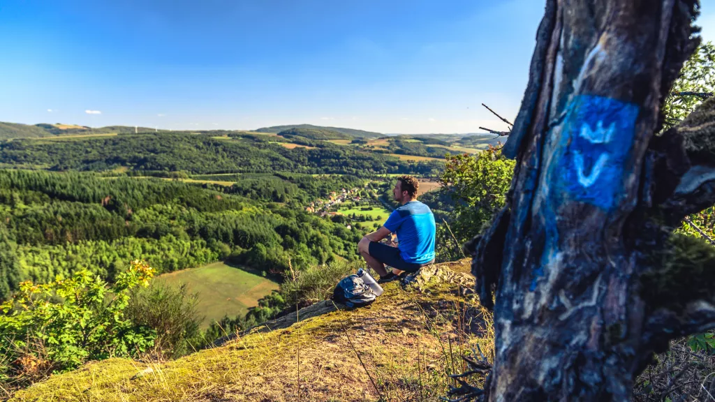 Wanderer bei der Rast am Mittagsfels im Pfälzer Bergland
