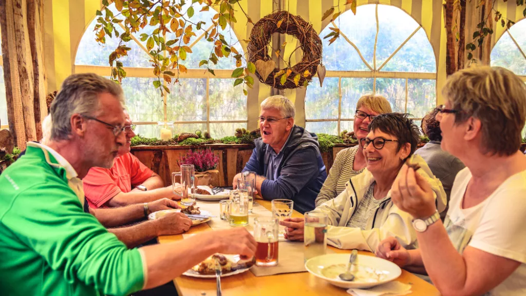 „Keschde-Zelt“ im Hof der Metzgerei Hanss in Hauenstein 