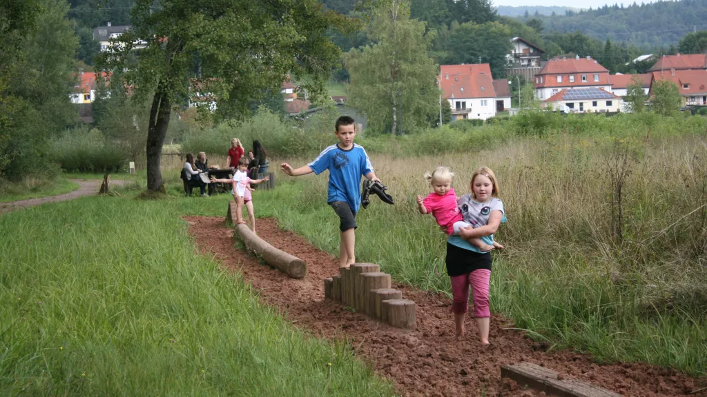 Kinder auf dem Barfußpfad