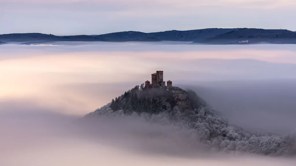 Burg Trifels im Winternebel
