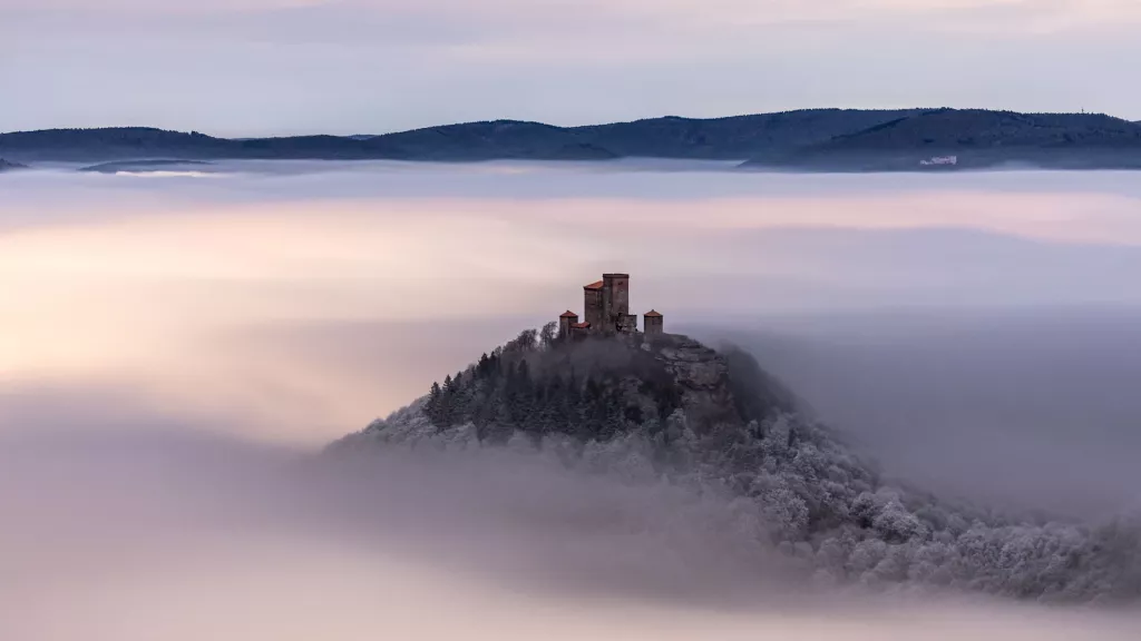 Burg Trifels im Winternebel