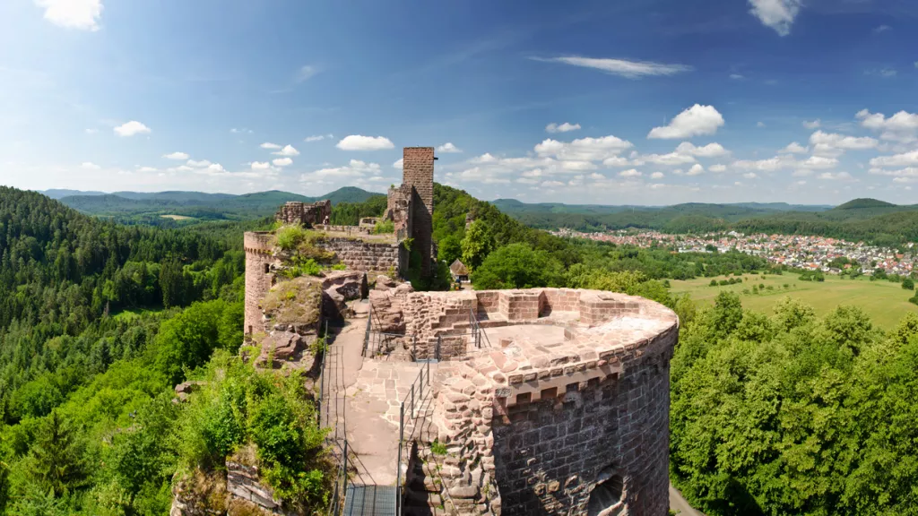 Aussicht von Burg Alt Dahn auf den Pfälzerwald