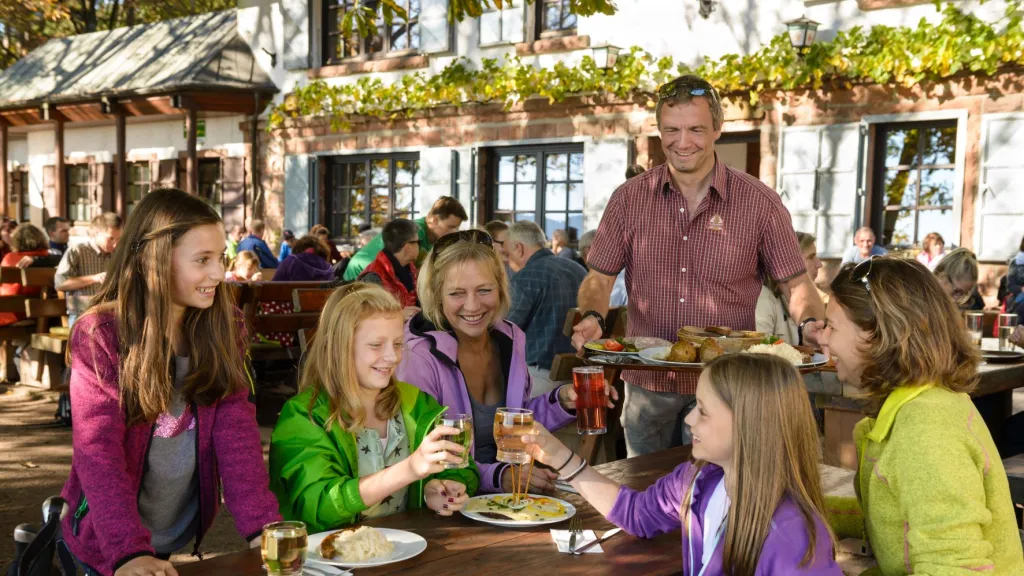 Familieneinkehr im Außenbereich des Hohe Loog Hauses