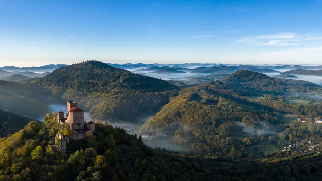 Luftansicht Burg Trifels mit Pfälzerwald im Hintergrund