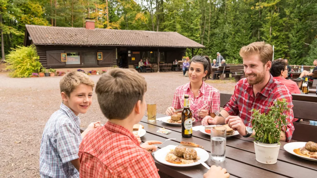 Familie bei der Rast an einer Hütte auf dem Rimbach-Steig