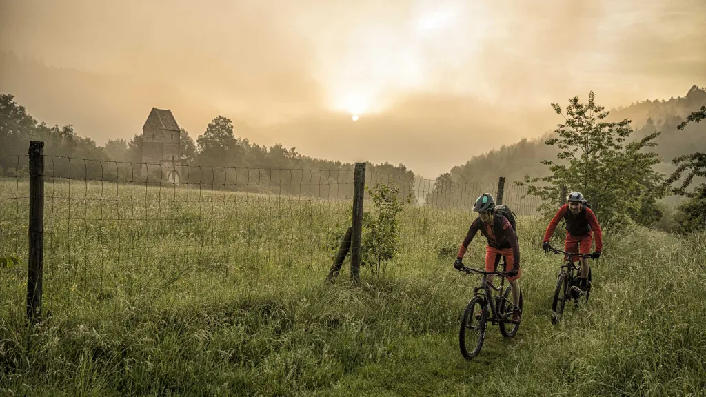 Mountainbiker*innen im Sonneraufgang