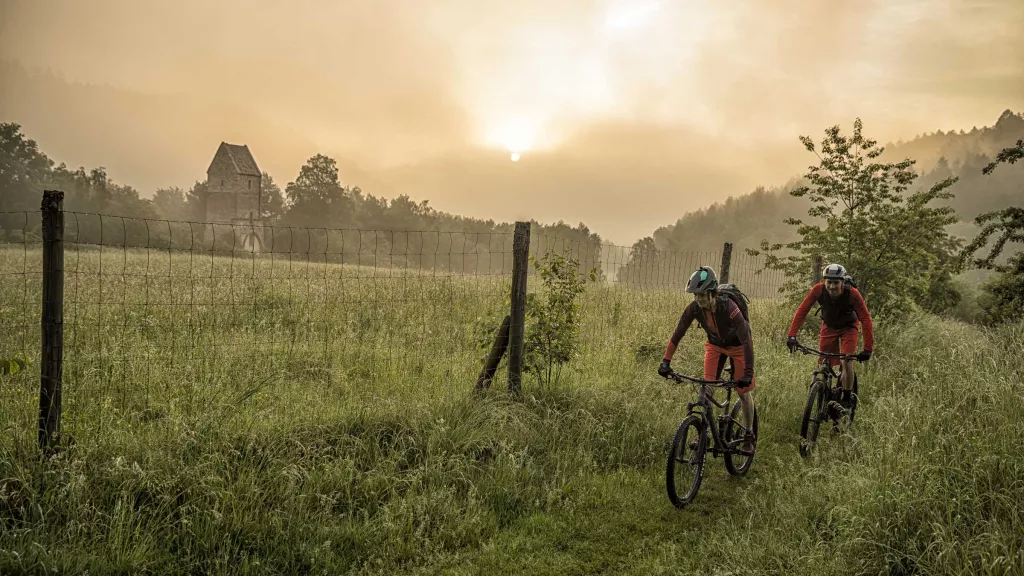 Mountainbiker*innen im Sonneraufgang