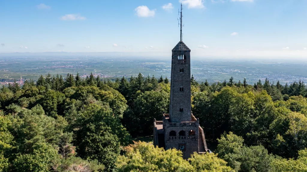 Bismarckturm am Peterskopf mit Ausblick über Pfälzerwald und Rheinebene