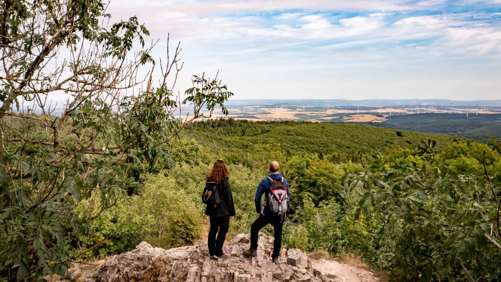 Zwei Wanderer mit Ausblick vom Donnersberg
