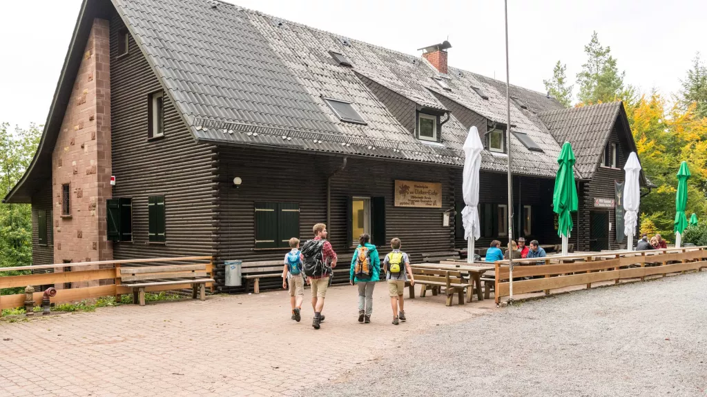 Ankunft Familie am Wanderheim Dicke Eiche bei Hauenstein