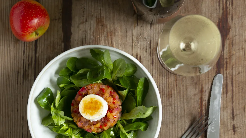 Sommergericht: Feldsalat mit karamellisiertem Ziegenkäse und Apfel-Wein-Relish