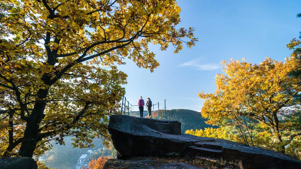 Zwei Wanderinnen auf dem Hohfels in Neustadt im Herbst