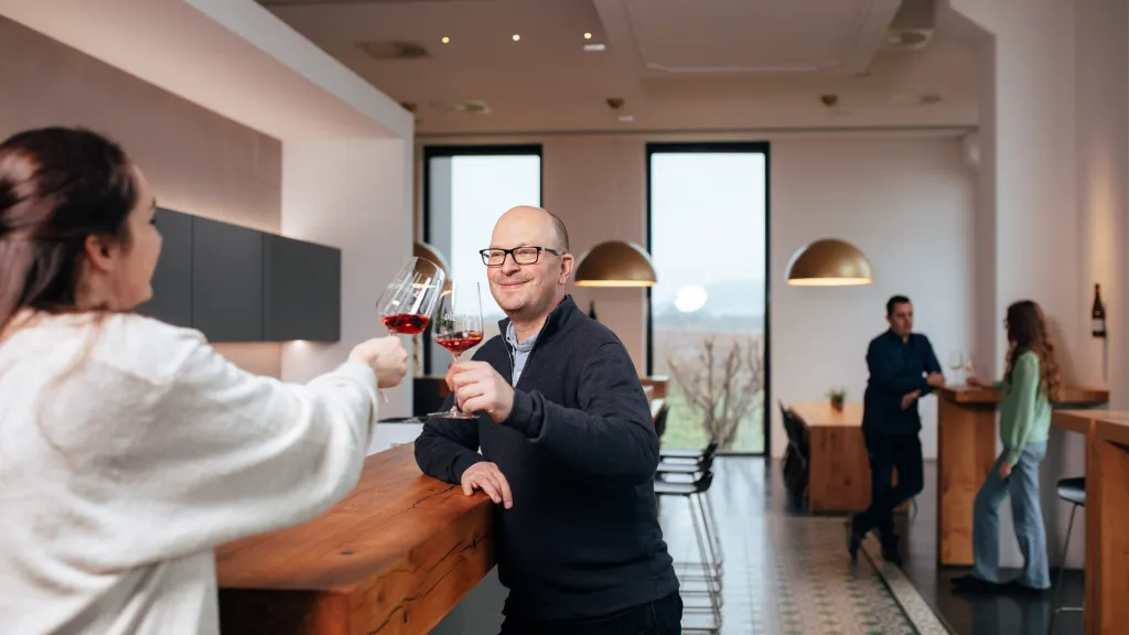 Pfälzer Vinothek Menschen stoßen an