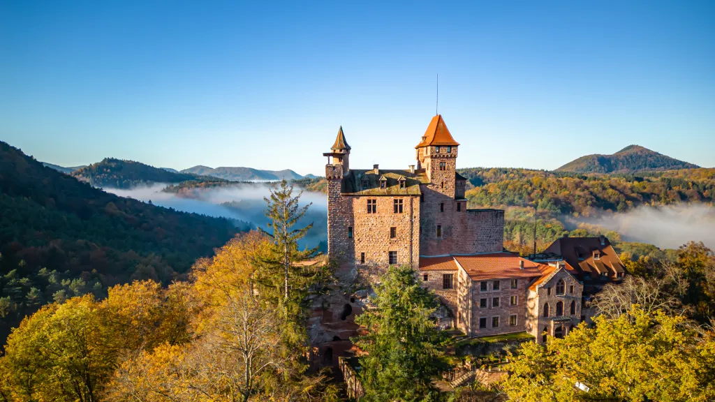 Eine Burg im herbstlichen Pfälzerwald