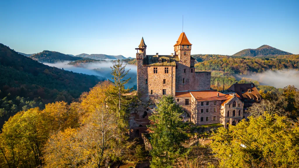 Eine Burg im herbstlichen Pfälzerwald