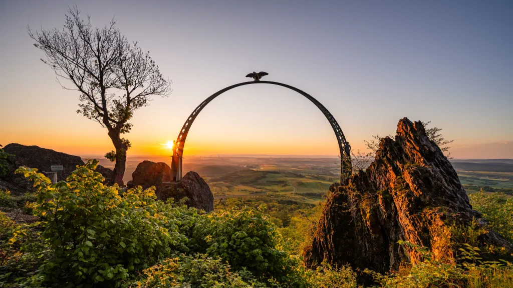 Der Adlerbogen am Donnersberg bei Sonnenaufgang.