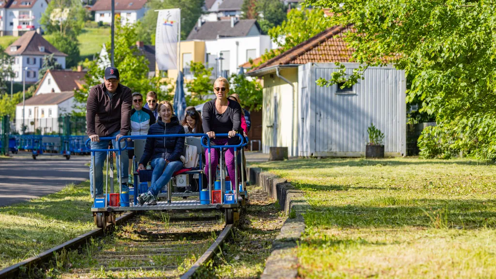 Eine Gruppe bei einer Draisinentour in Altenglan